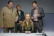 Die Rosenheim-Cops Hofer(Joseph Hannesschläger, l.) Michi Mohr (Max Müller, 2.v.l.) und Hansen (Igor Jeftic, r.) ermitteln, dass Vera Engelbrecht (Julia Beerhold, 2.v.r.) ein Verhältnis mit dem Toten hatte.