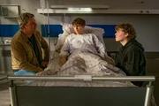 Dr. Martin Gruber (Hans Sigl, l.) setzt alles daran, den Br&uuml;dern Vinzent (Tom B&ouml;ttcher, M.) und Lennart Neum&uuml;ller (Jonas Kaufmann, r.) zu helfen.