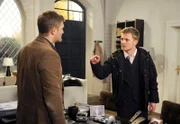ARD ROTE ROSEN FOLGE 1500, am Dienstag um 14:10 Uhr im ERSTEN. Robin (Niklas Osterloh, r.) verlangt von Sönke (Bo Hansen, l.), Jule davon abzuhalten, die Informationen über Torben journalistisch zu verwerten.