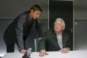 Kommissar Sven Hansen (Igor Jeftic, l.) zweifelt am Alibi des Weinhändlers Harry Norden (Dieter Thomas Heck, r.).