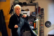 Bayerisches Fernsehen DAHOAM IS DAHOAM, FOLGE 908, "Verflickt und zugenäht", am Montag um 19:45 Uhr. Theresa (Ursula Erber) hat die Löcher in Floris Designerjeans gestopft.