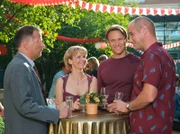 Achim (Johannes Steck, rechts) reißt, wie in alten Zeiten, Witze auf Rolands (Thomas Rühmann, links) Kosten. Kathrin (Andrea Kathrin Loewig) und Martin (Bernhard Bettermann) amüsieren sich, doch alle bedauern, dass Achim wieder nach Kolumbien geht.