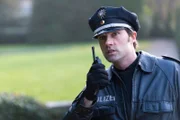Mattes (Matthias Schloo) sucht im Park nach der Anruferin, die gemeldet hat, dass ihr Baby entführt wurde.
