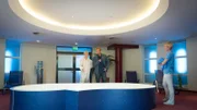 SOKO Wismar – Tödliche Erschöpfung: Lars Pöhlmann (Dominic Boeer) und Kriminaltechnikerin Roswitha Prinzler (Silke Matthias) stehen vor einem großen Floating-Becken, im Spa-Bereich des Gesundheitsresorts. Rechts daneben steht die Spa-Angestellte Regina Remter (Pauline Kästner).