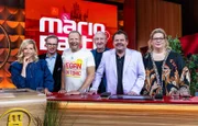 (v.l.) Andrea Kiewel, Reiner Holznagel, Gastgeber Mario Barth, Mike Krüger, Ingo Appelt, Ilka Bessin  +++ Die Verwendung des sendungsbezogenen Materials ist nur mit dem Hinweis und Verlinkung auf RTL+ gestattet. +++