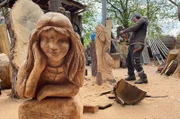 Schnitzen mit der Kettensäge: Der Holzkünstler Raik Vicent arbeitet fast jeden Tag an seinen Figuren. Auf dem Dänholm hat er Platz und kann ordentlich Krach machen.