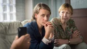 Mika Streitz (Marie Rönnebeck, l.) sitzt bei Helene Sturbeck (Katharina Blaschke, r.) und ist am Ende ihrer Kräfte. Sie hatte eine Affäre mit Felix Klausen. Und hat danach alles verloren. Ihre Familie, ihre Kinder und ihren Ehemann. Felix hat sie absichtlich an ihren Ehemann verraten. In Mika Streitz‘ Augen ist er Schuld an ihrem zerstörten Leben. Ist das ein Mordmotiv?