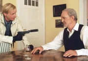 Der Killer Klaus (Uwe Steimle, li.) hat den Auftrag, Chefchemiker Osterwald (Michael Gwisdek) zu liquidieren.