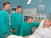 Achim (Johannes Steck, rechts) hat es auch ohne Medikament geschafft den Virus zu besiegen. Sebastian (Steve Wrzesniowski, 3. von links), Roland (Thomas Rühmann, 2. von links) und Martin (Bernhard Bettermann) sind erleichtert, dass es Achim besser geht. Jetzt steht Sebastians Geburtstagsparty nichts mehr im Weg.