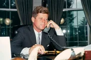 Präsident Kennedy am Telefon.