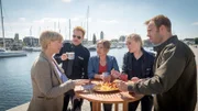 Kriminaltechnikerin Roswitha Prinzler (Silke Matthias, l.) hat die Tatwaffe im Schuppen der WG gefunden. Was ist, wenn die Frauen sich abgesprochen haben? Und sie gemeinsam Paul loswerden wollten? Alle halten zusammen. Die Kommissare Timmermann (Mathias Junge, 2.v.l.), Börensen (Claudia Schmutzler, M.), van der Meer (Isabel Berghout, 2.v.r.) und Pöhlmann (Dominic Boeer, r.) müssen die richtigen Schlüsse ziehen. Wie können sie die Frauengruppe zum Reden bringen?