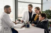 Eva (Sarina Radomski, 2.v.r.) und Sami (Maarmar Abbou, r.) kommen ins JTK; sie berichten Matteo (Mike Adler, l.) und Niklas (Roy Peter Link, 3.v.r.) vom neuen Bastelprojekt.