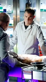 Doc Robbins (Robert David Hall) und Nick Stokes (George Eads, r.) versuchen herauszufinden, ob Abbys Erinnerungen an die Tat der Wahrheit entsprechen können.