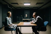 Entscheidende Indizien erhärten den Verdacht, dass Sabine Menken (Bettina Hoppe, l.) die eigentliche Täterin im Fall Sandra Berg ist. Henry Silowski (Peter Kurth) stellt immer mehr Fragen und Protokollantin Freya Becker (Iris Berben, M.) schreibt mit.
