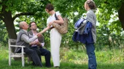 Marlene von Kamcke (Nina Kunzendorf, 2.v.r.) besucht mit ihrem Mann Enno (Sascha Rotermund, 2.v.l.) ihre Halbschwester Vera Eckhoff (Iris Berben, r.) auf dem Hof, um Kirschen zu ernten. Mit Veras Stiefvater Karl (Milan Peschel, l.) kann sie nicht besonders viel anfangen.