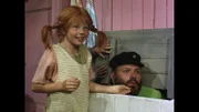 Tante Prusselius hat Efraim Langstrumpf in seiner Kiste doch noch entdeckt und macht nun die Bekanntschaft von Pippis (Inger Nilsson) leibhaftigem Vater (Beppe Wolgers).