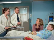 Dr. Eichhorn (Cheryl Shepard, links) und Dr. Heilmann (Thomas Rühmann) können Johannes (Lukas Schust, rechts) und seiner Mutter Karin (Gunda Ebert) mitteilen, dass ein passendes Spenderherz gefunden ist. Während seine Mutter fassungslos vor Freude ist, nimmt Johannes diese Neuigkeit mit unbewegter Miene auf - ein anderes Kind musste sterben, dass er weiter leben kann.