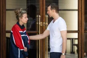 MD (Julian ?wie?ewski, r.) weist Chloe (Nadia Parkes, l.) vor dem Konsulat noch einmal eindrücklich darauf hin, dass sie sich an die Absprachen mit seinen vermeintlichen Auftraggebern halten soll.