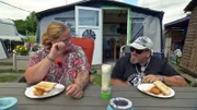 Tanja (46) und Willy (63) sind weiterhin auf ihrem Campingstellplatz bei Hamm-Uentrop. Und das soll sich erstmal auch nicht ändern. Grund dafür ist ihr 13 Jahre alter Tibet-Terrier Teddy. Ihr treuer Wegbegleiter ist krank und es scheint, dass er sich nicht mehr erholt.