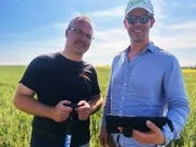 Der Brandenburger Landwirt Tino Ryll (l.) arbeitet mit Firmengründer Robert Gerlach (r.) zusammen. Gerlachs Unternehmen Klim zahlt Landwirten Geld, wenn sie ihre Felder nach den Regeln der regenerativen Landwirtschaft beackern, um neuen Humus aufzubauen und mehr Kohlenstoff in den Böden zu speichern.