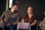 Ethan (Greg Larsen) ist nicht gerade begeistert, dass seine Verlobte Helen (Danielle Macdonald) sich in richtige Polizeiarbeit einmischt. Die bevorstehende Hochzeit ist ihm wichtiger.