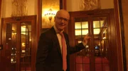 Wissenschaftsmoderator Karsten Schwanke am Eingang des Casinos Baden-Baden.