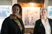 Wenn es schwierig wird und Fälle aus dem Ruder zu laufen drohen, schickt ACC Leighton (Allison Harding, r.) ihre beste Frau: DCI Ellis (Sharon D Clarke).