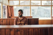 In seinen Sachen entdeckt der Fremde (Jamie Dornan) einen Zettel mit einem Treffpunkt in einem Diner. Doch niemand kommt zur Verabredung.