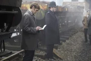 Endeavour Morse (Shaun Evans, l.) macht sich Notizen am Tatort. PC Strange (Sean Rigby, r.) steht neben ihm.