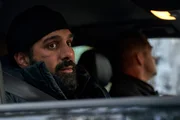 Assad (Zaki Youssef, l.) und Carl Mřrck (Ulrich Thomsen, r.) fahnden im Auto nach dem vermissten Jungen Marco.