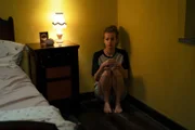 Chloe (Nadia Parkes) hofft auf ihre baldige Freilassung.