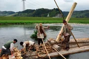 Die Flößer galten als besonders harte Kerle. Im Kinzigtal wurde das Holz aus dem Schwarzwald zu langen Flößen verbunden.