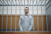 Lukasz (Julian ?wie?ewski) nimmt im Gerichtssaal das Urteil entgegen.