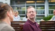 Kommissarin Katrin Börensen (Claudia Schmutzler) befragt Simon Steglitz (Kay Bartholomäus Schulze), der sich wegen eines Nervenzusammenbruchs auskuriert. Er hat beobachtet, wie Dr. Karani und Greta Brügemann Zärtlichkeiten ausgetauscht haben. Hatte Greta etwa ein Verhältnis mit ihrem zuständigen Arzt?