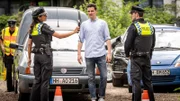 Pinar (Aybi Era, 2.v.l.) und Kris (Marc Barthel, r.) nehmen den Unfall von Lukas Böhm (Maximilian Pekrul, 2.v.r.) auf, der einen Mann angefahren hat und testen ihn auf Alkohol.