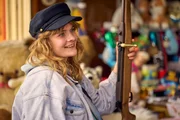 Lena (Anna Schimrigk) ist an ihrem Lieblingsort, dem Schießstand, und erzählt Nikita vom Co-Parenting-Vertrag.
