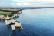 Old Harry Rocks stehen neben der Mündung der Studland Bay, wo im April 1944 die Übung Smash stattfindet, ein wichtiger Teil der Vorbereitungen der Alliierten auf den D-Day.