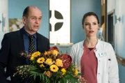 Berger erfährt von dem Unfall in 'seiner' Küche. Wolfgang Berger (Horst Günter Marx) mit seiner Tochter Julia Berger (Mirka Pigulla).