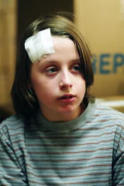 Nach einer Schießerei in einer Schule wird der 13-jährige Joe Blaine (Rory Culkin) im Heizungskeller des Schulgebäudes gefunden.