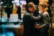 Kommissarin Anne Liebig (Katharina Schlothauer) und der neue Hauptkommissar im LKA 1, Henry Silowksi (Peter Kurth), kommen sich nach einem gemeinsamen Abend in der Bar näher.