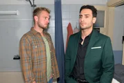 Paul (Niklas Osterloh, l.) merkt, dass Nihat (Timur Ülker) in Gedanken noch bei Lilly ist.