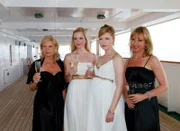 Das Traumschiff - Singapur/Bintan Nehmen sich eine Auszeit: Sabine Postel als Helga, Kim-Sarah Brandts als Valentina, Johanna Christine Gehlen als Marie Davis, Katharina Abt als Sarah Benning