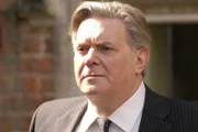 Lynton Pargeter (Paul Jesson).