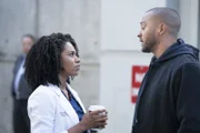 Während es zwischen Maggie (Kelly McCreary, l.) und Jackson (Jesse Williams, r.) gewaltig funkt, hilft ausgerechnet Tom April dabei, mit ihrer Krise fertig zu werden ...