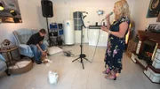 Malteser Welpe Ferdi besucht ein Tonstudio und erlebt seine erste Produktion von Schlager-Frauchen Dorina.
