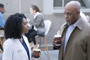 Noch ahnen Maggie (Kelly McCreary, l.) und Richard (James Pickens Jr., r.) nicht, dass Meredith schon bald mit einer Erpressung zu kämpfen hat ...