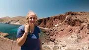 Hinweise auf Atlantis? Die griechische Geologin Prof. Evi Nomikou untersucht die roten Felsen auf der Insel Santorin.
