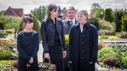 Vera Eckhoff (Iris Berben, r.) steht erschüttert am Grab ihres Stiefvaters. Ihre Halbschwester Marlene von Kamcke (Nina Kunzendorf, 2.v.l.), deren Tochter Anne (Svenja Liesau, l.) und Veras lebenslanger Nachbar Hinni (Peter Kurth, 2.v.r.) versuchen, ihr beizustehen.