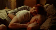 Gwen (Sina Genschl) kuschelt sich an den schlafenden Adam (Julius Nitschkoff).