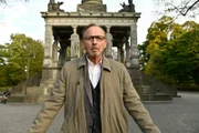 Ludwig Schaller (Alexander Held) sieht die letzten Momente, den letzten Blick des Opfers. Plötzlich erinnert er sich an den Knoblauchschnaps in seiner Tasche und entdeckt eine neue Spur.